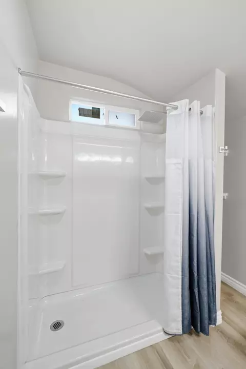 Bath - 520 E Yale Ave, Dinuba, CA 93618 photo 4 of 5