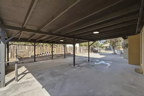 Exterior - 520 E Yale Ave, Dinuba, CA 93618 photo 5 of 9
