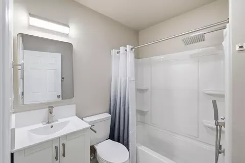 Bath - 520 E Yale Ave, Dinuba, CA 93618 photo 1 of 5