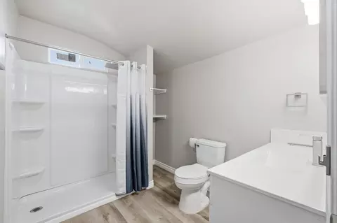 Bath - 520 E Yale Ave, Dinuba, CA 93618 photo 3 of 5