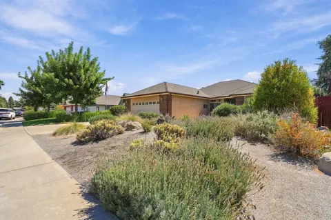 Exterior - 2139 E Kaweah Ct, Visalia, CA 93292 photo 3 of 7