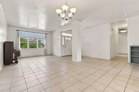 Living - 2139 E Kaweah Ct, Visalia, CA 93292 photo 6 of 13
