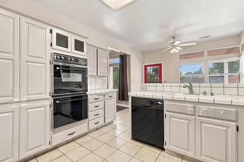 Kitchen - 2139 E Kaweah Ct, Visalia, CA 93292 photo 2 of 4