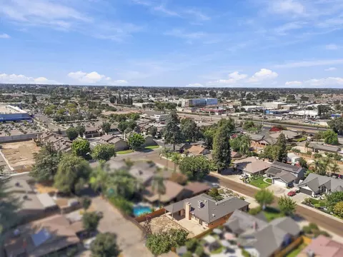 View/Area - 2139 E Kaweah Ct, Visalia, CA 93292 photo 2 of 2