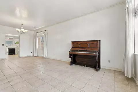 Living - 2139 E Kaweah Ct, Visalia, CA 93292 photo 2 of 13