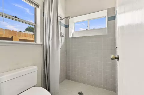 Bath - 2139 E Kaweah Ct, Visalia, CA 93292 photo 3 of 3