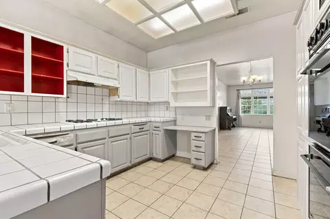 Kitchen - 2139 E Kaweah Ct, Visalia, CA 93292 photo 4 of 4