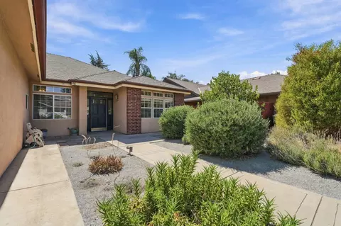 Exterior - 2139 E Kaweah Ct, Visalia, CA 93292 photo 4 of 7