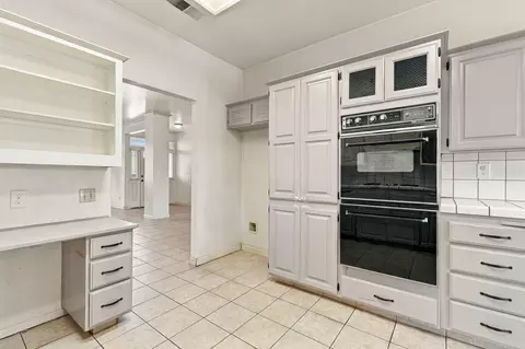 Kitchen - 2139 E Kaweah Ct, Visalia, CA 93292 photo 3 of 4