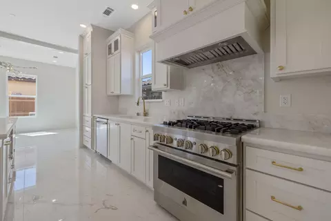 Kitchen - 169 Lake Dr, Lemoore, CA 93245 photo 3 of 5