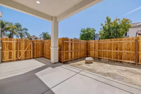Exterior - 169 Lake Dr, Lemoore, CA 93245 photo 4 of 7