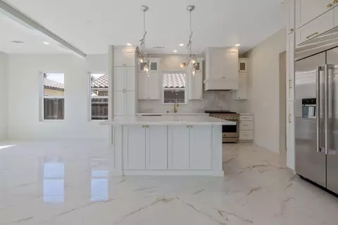 Kitchen - 169 Lake Dr, Lemoore, CA 93245 photo 4 of 5