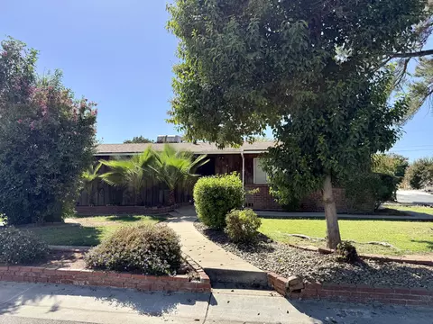 699 N Pepper St, Woodlake, CA 93286