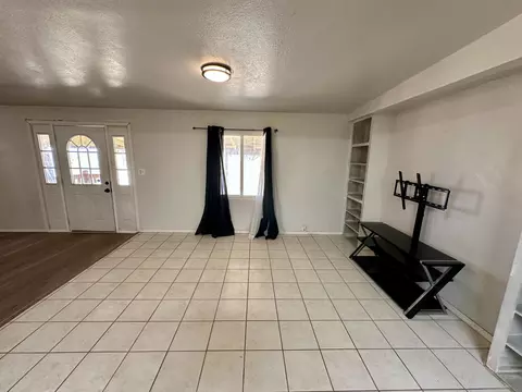 Living - 1748 Schott Rd, Earlimart, CA 93219 photo 2 of 4
