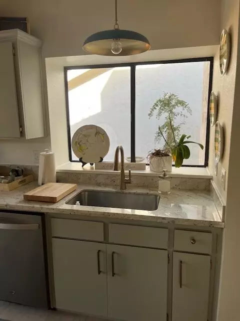 Kitchen - 1402 E Vassar Dr, Visalia, CA 93292 photo 2 of 3