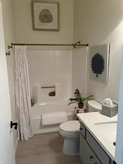 Bath - 1402 E Vassar Dr, Visalia, CA 93292 photo 2 of 6