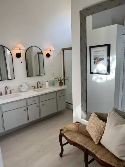 Bath - 1402 E Vassar Dr, Visalia, CA 93292 photo 1 of 6