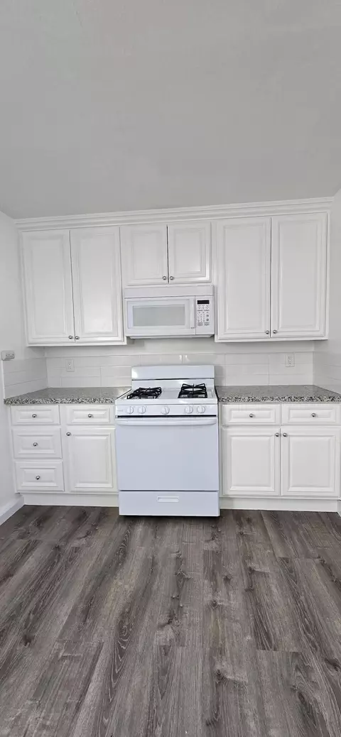 Kitchen - 329 E Fedora Ave, Fresno, CA 93704 photo 8 of 9