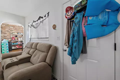 Entry Way - 329 E Fedora Ave, Fresno, CA 93704 photo 1 of 6