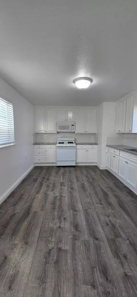 Kitchen - 329 E Fedora Ave, Fresno, CA 93704 photo 6 of 9