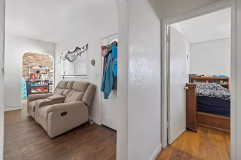 Entry Way - 329 E Fedora Ave, Fresno, CA 93704 photo 4 of 6