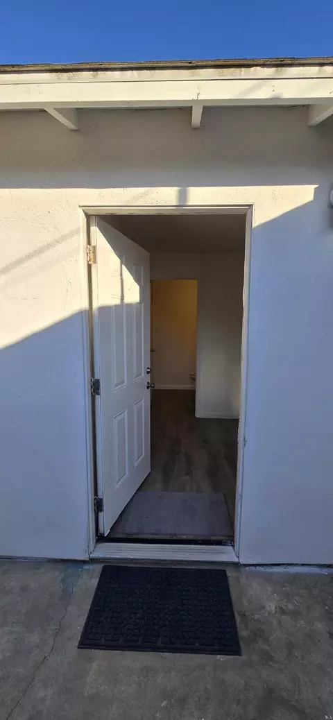 Entry Way - 329 E Fedora Ave, Fresno, CA 93704 photo 5 of 6