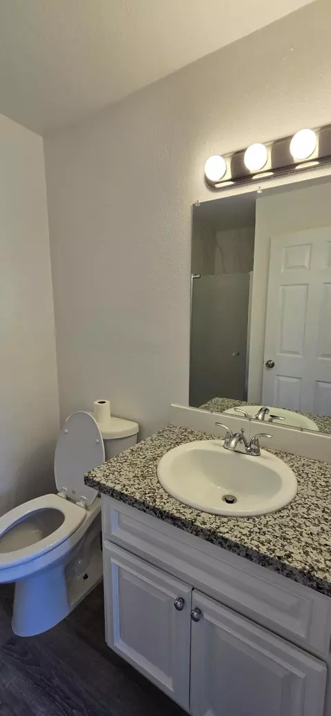 Bath - 329 E Fedora Ave, Fresno, CA 93704 photo 3 of 5