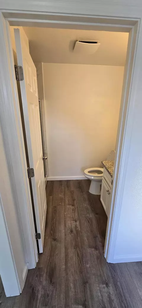 Bath - 329 E Fedora Ave, Fresno, CA 93704 photo 2 of 5