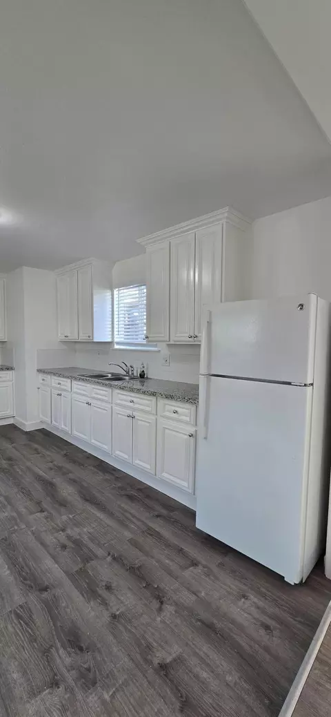 Kitchen - 329 E Fedora Ave, Fresno, CA 93704 photo 7 of 9