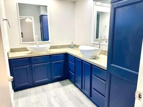 Bath - 785 Heath Ct, Lemoore, CA 93245 photo 3 of 7