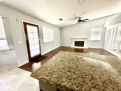 Living - 785 Heath Ct, Lemoore, CA 93245 photo 4 of 6