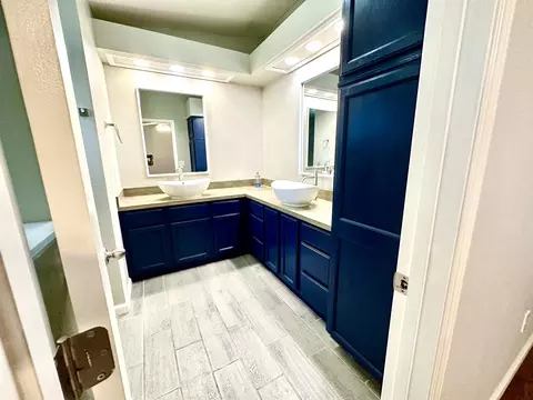 Bath - 785 Heath Ct, Lemoore, CA 93245 photo 2 of 7