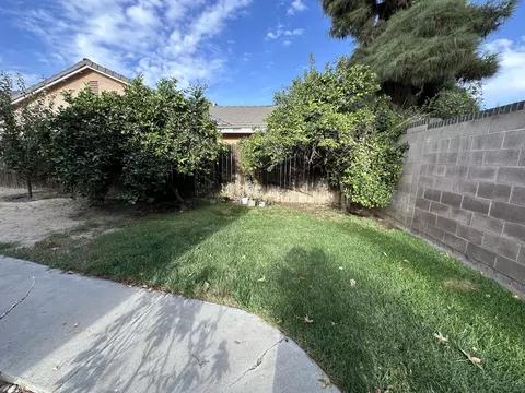 Exterior - 785 Heath Ct, Lemoore, CA 93245 photo 14 of 15