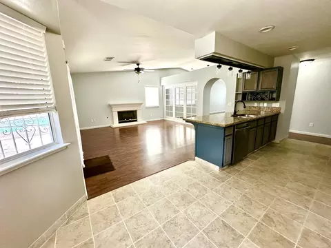 Living - 785 Heath Ct, Lemoore, CA 93245 photo 3 of 6