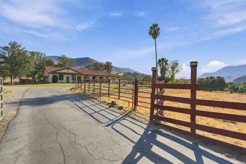 Exterior - 40718 Old Three Rivers Rd, Three Rivers, CA 93271 photo 2 of 18