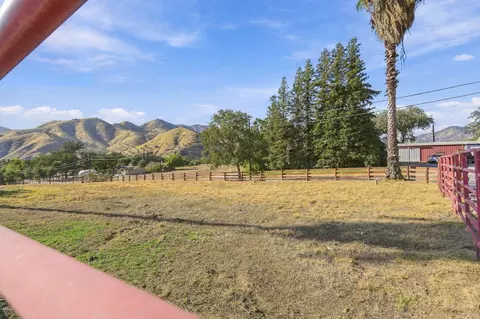 Exterior - 40718 Old Three Rivers Rd, Three Rivers, CA 93271 photo 8 of 18