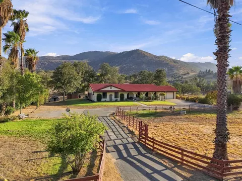 Exterior - 40718 Old Three Rivers Rd, Three Rivers, CA 93271 photo 9 of 18