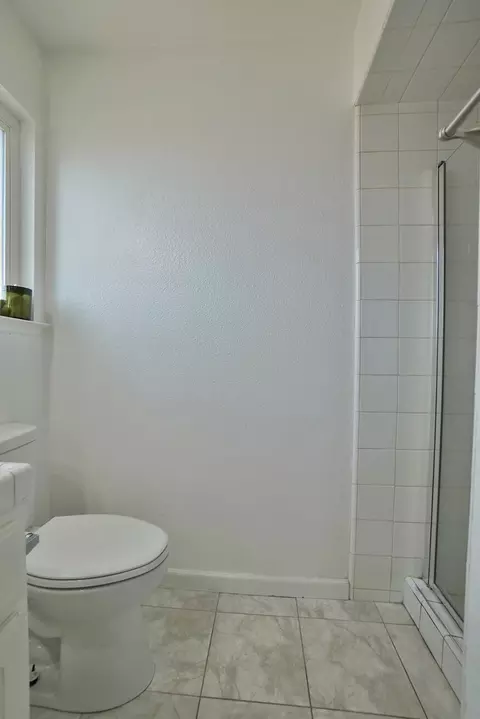 Bath - 641 Meadow Ln, Lemoore, CA 93245 photo 5 of 5