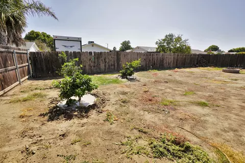 Exterior - 641 Meadow Ln, Lemoore, CA 93245 photo 14 of 14