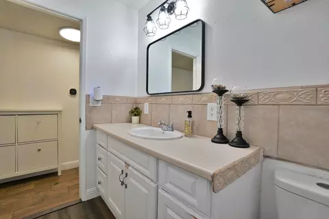 Bath - 641 Meadow Ln, Lemoore, CA 93245 photo 2 of 5