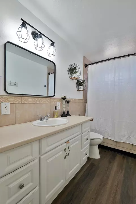 Bath - 641 Meadow Ln, Lemoore, CA 93245 photo 1 of 5