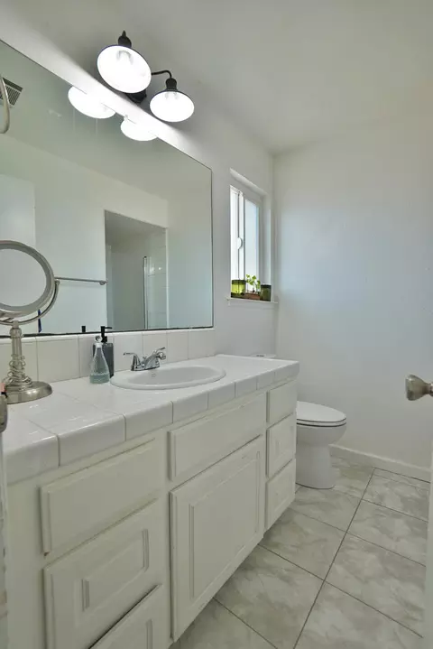 Bath - 641 Meadow Ln, Lemoore, CA 93245 photo 3 of 5