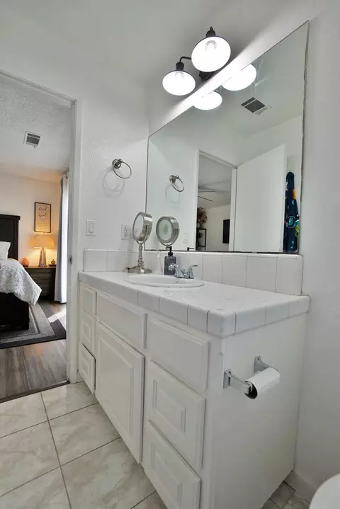 Bath - 641 Meadow Ln, Lemoore, CA 93245 photo 4 of 5