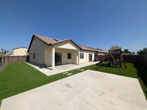 Exterior - 1135 E Seeger Ave, Visalia, CA 93292 photo 6 of 8