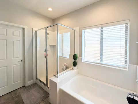 Bath - 1135 E Seeger Ave, Visalia, CA 93292 photo 2 of 3