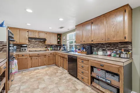 Kitchen - 1480 E Bardsley Ave, Tulare, CA 93274 photo 2 of 5