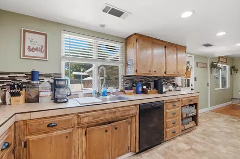 Kitchen - 1480 E Bardsley Ave, Tulare, CA 93274 photo 3 of 5