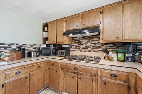 Kitchen - 1480 E Bardsley Ave, Tulare, CA 93274 photo 4 of 5