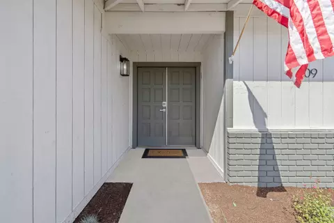 Entry Way - 1409 Joyce Pl, Exeter, CA 93221 photo 1 of 5
