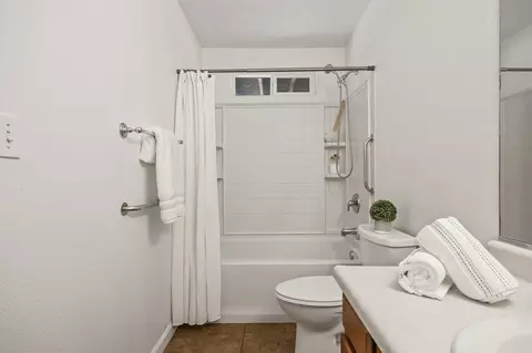 Bath - 4336 E Acequia Ave, Visalia, CA 93292 photo 2 of 4